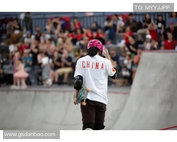 硬纸板足球明星的奇幻之旅:从街头到赛场的梦想与坚持 硬纸板足球明星的奇幻之旅:从街头到赛场的梦想与坚持