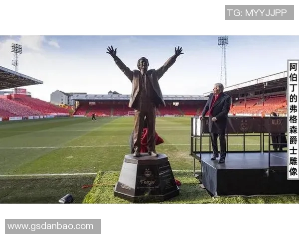 全球足球明星雕像盘点哪些传奇球员被永恒铭记