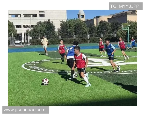 搏击与足球的完美结合探索运动的激情与技巧之美